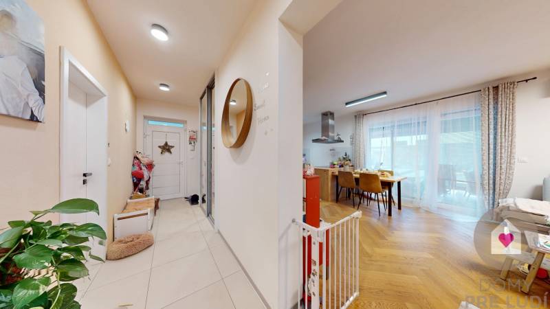 BA/VRAKUŇA-Rent of a 5-room house with 2 garages, swimming pool,garden