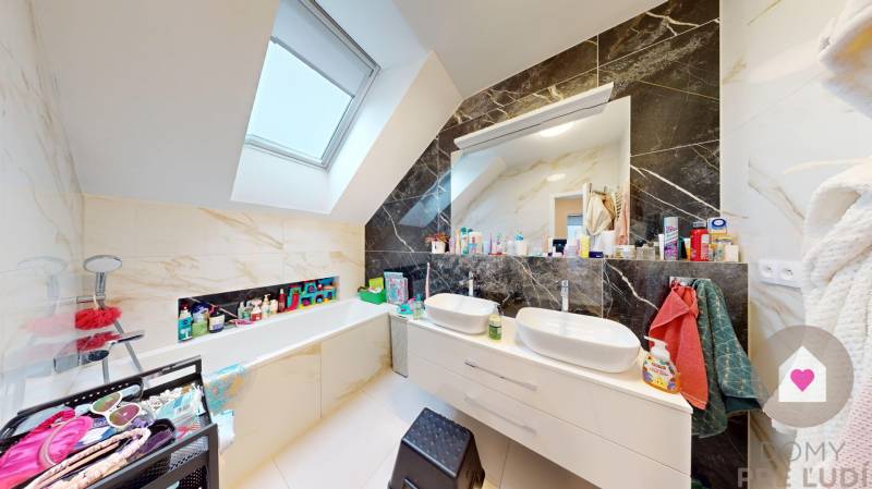 BA/VRAKUŇA-Rent of a 5-room house with 2 garages, swimming pool,garden