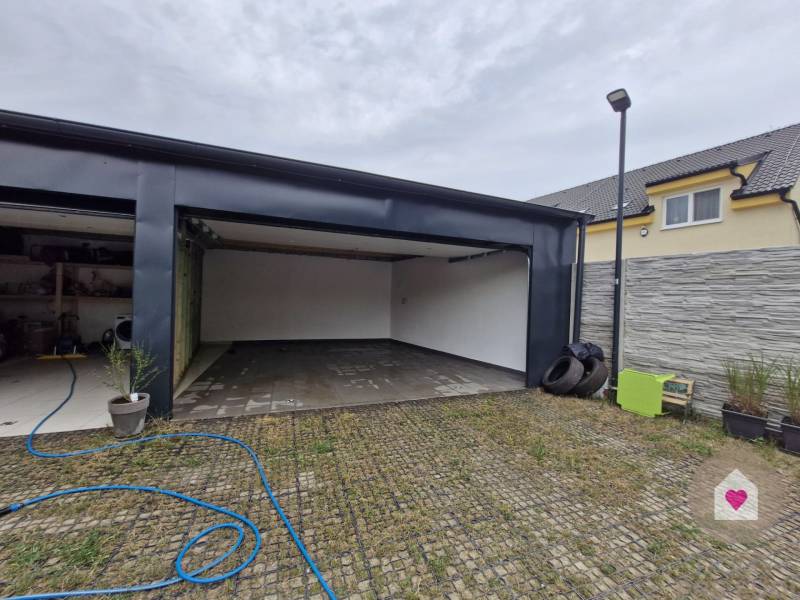 BA/VRAKUŇA-Rent of a 5-room house with 2 garages, swimming pool,garden