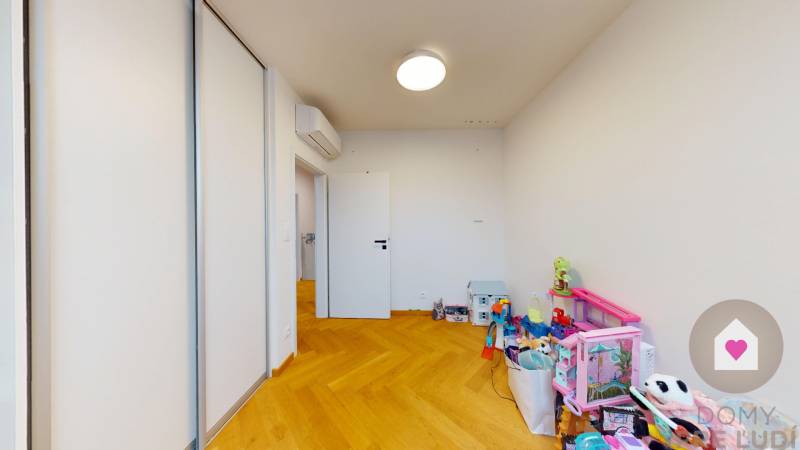 BA/VRAKUŇA-Rent of a 5-room house with 2 garages, swimming pool,garden