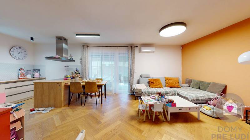 BA/VRAKUŇA-Rent of a 5-room house with 2 garages, swimming pool,garden