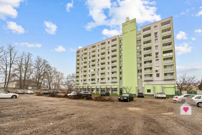 BA/RUŽINOV-Sale of a spacious 2-bedroom apartment with a view balcony 