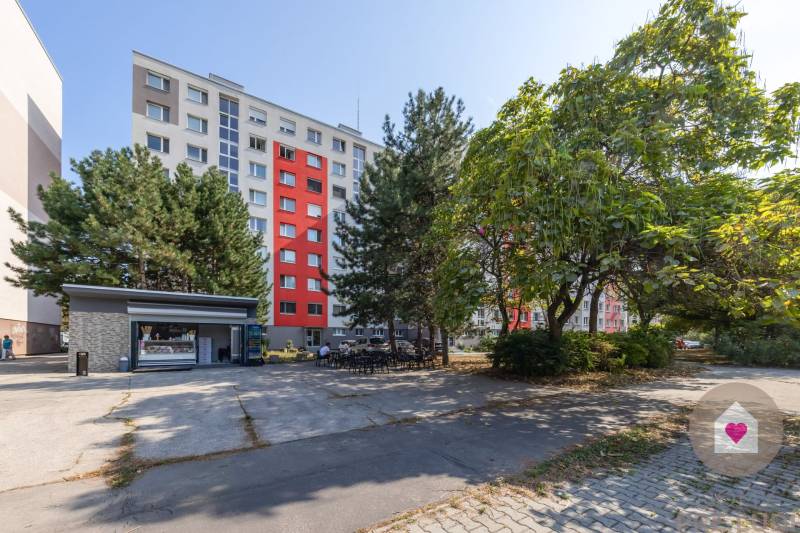 BA/PETRŽALKA-Renovated and furnished 3-room apartment with a balcony