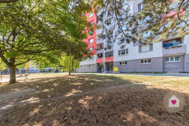 BA/PETRŽALKA-Renovated and furnished 3-room apartment with a balcony