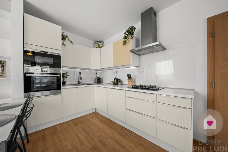 BA/DÚBRAVKA-Sale of a renovated 2-room apartment with a basement 