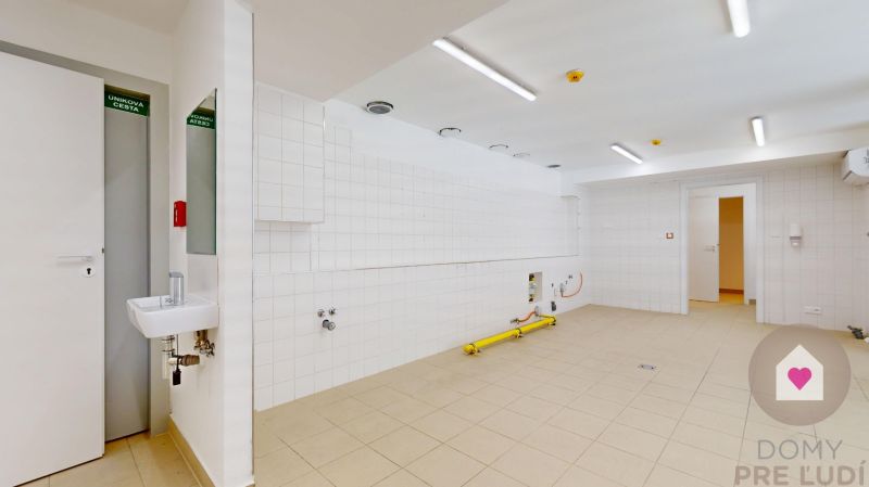 BA/NIVY - Multifunctional commercial premises at a busy address