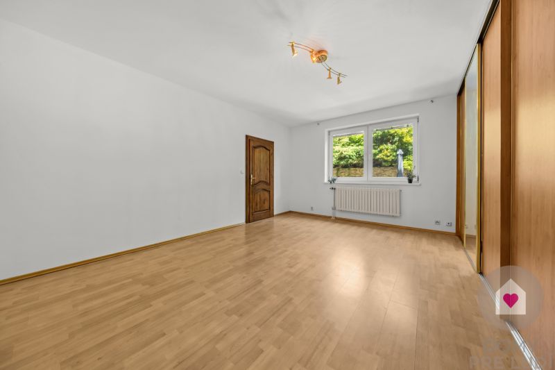 KARLOVA VES - Rodinný dom s tromi bytovými jednotkami