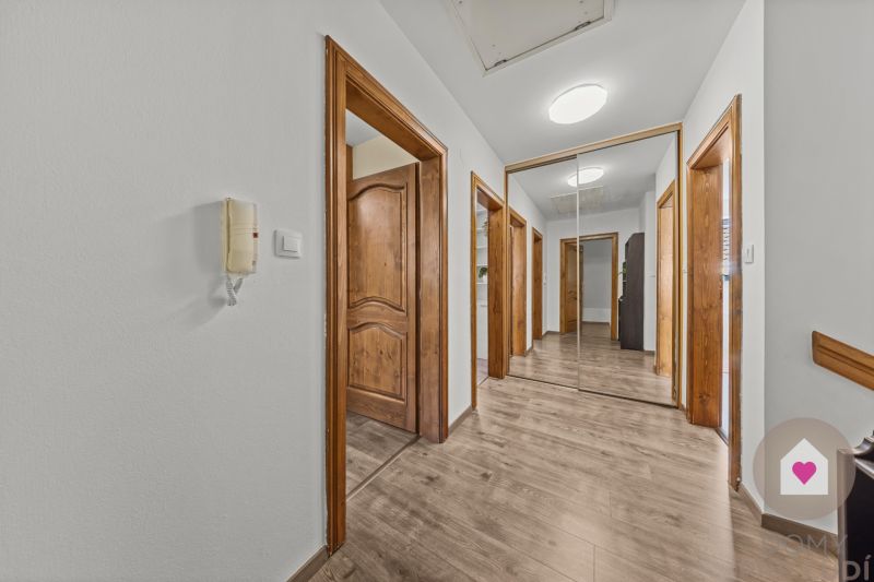 KARLOVA VES - Rodinný dom s tromi bytovými jednotkami