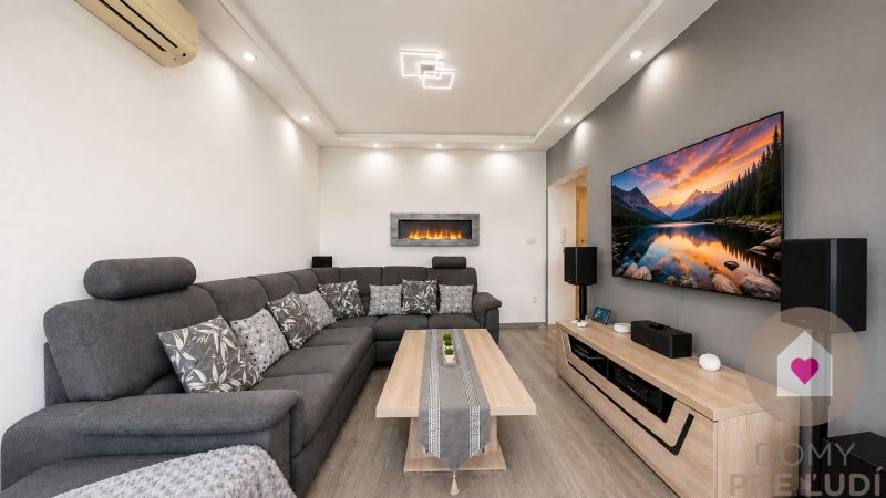Modern 3-room apartment after reconstruction with air conditioning 