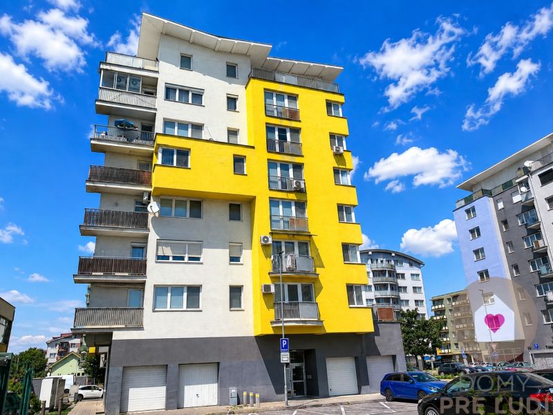 Modern 3-room apartment after reconstruction with air conditioning 