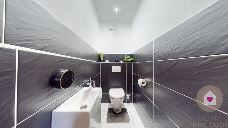 Modern 3-room apartment after reconstruction with air conditioning 