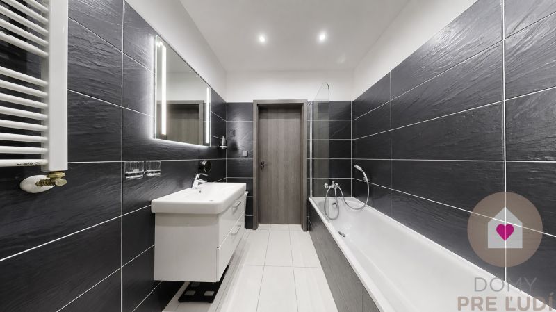 Modern 3-room apartment after reconstruction with air conditioning 