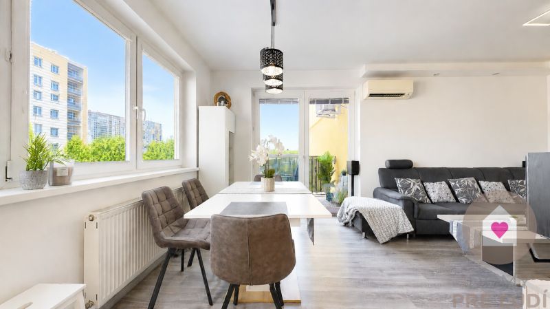 Modern 3-room apartment after reconstruction with air conditioning 