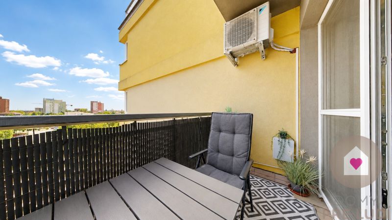 Modern 3-room apartment after reconstruction with air conditioning 