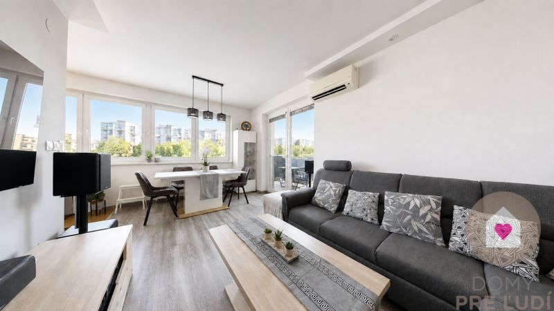 Modern 3-room apartment after reconstruction with air conditioning 