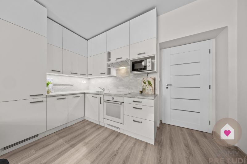 BA I-Rent of a modern 3-room apartment in a brick building-Cintorínska