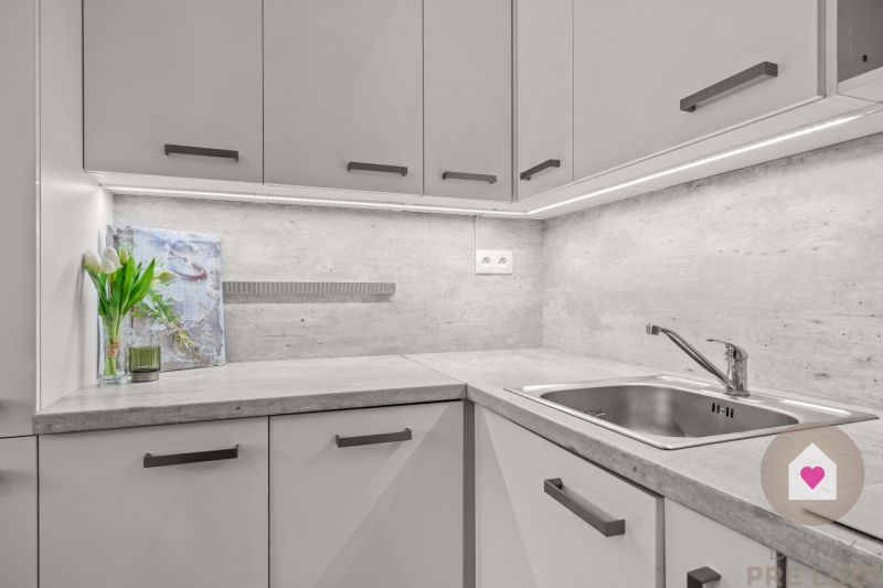 BA I-Rent of a modern 3-room apartment in a brick building-Cintorínska