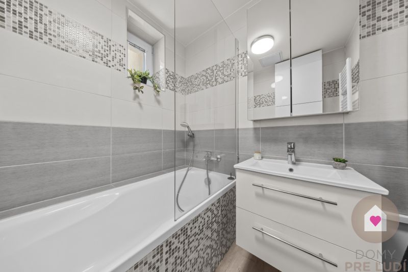 BA I-Rent of a modern 3-room apartment in a brick building-Cintorínska