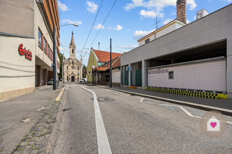 BA I-Rent of a modern 3-room apartment in a brick building-Cintorínska