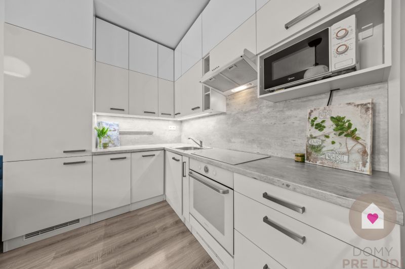 BA I-Rent of a modern 3-room apartment in a brick building-Cintorínska