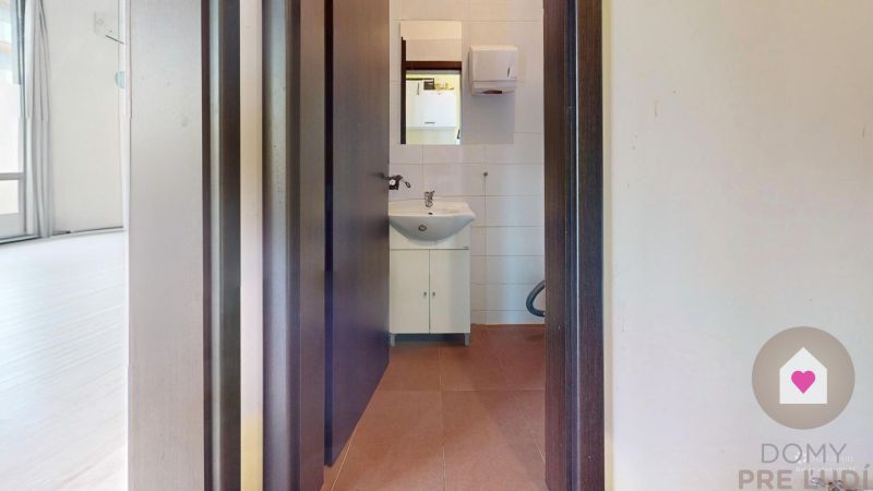 Stupava – Geschäftsräume zu verkaufen – zwei Eingänge, Deckenhöhe 5,6m
