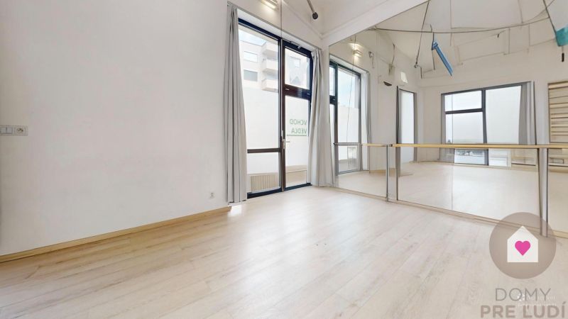 Stupava – Geschäftsräume zu verkaufen – zwei Eingänge, Deckenhöhe 5,6m