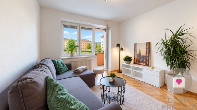 PEZINOK-SPacious 2-room apartment with a loggia and a wardrobe 